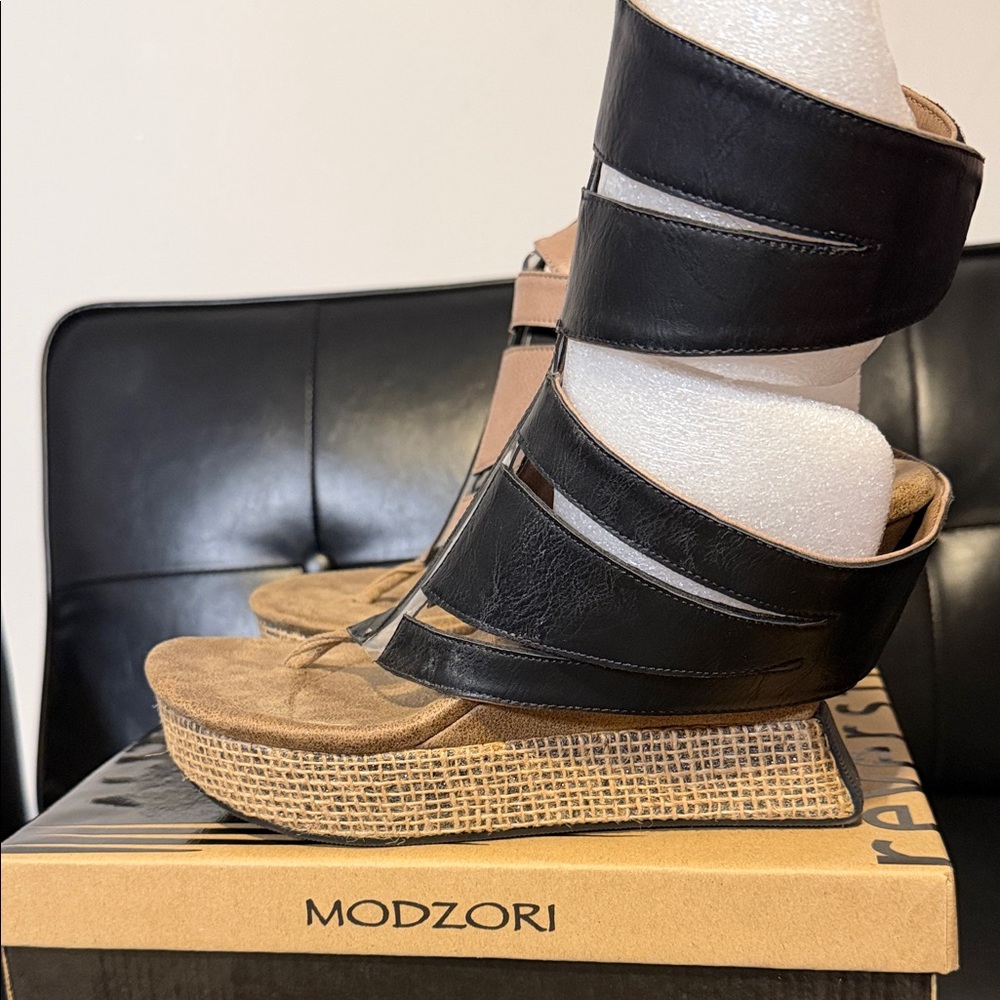 Modzori Reversible Women's Shoes - Black and Tan Size 10 - Picture 3 of 5